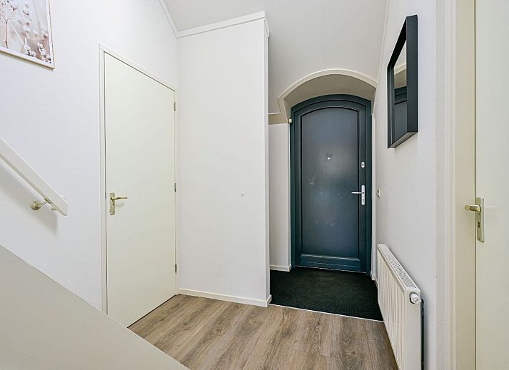 Heldere hal met trap in de Vrijstaande woning in Schoorl, Noord-Holland noord, ideaal vakantiehuis voor gezinnen.