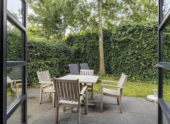 Heldere hal met trap in de Vrijstaande woning in Schoorl, Noord-Holland noord, ideaal vakantiehuis voor gezinnen.