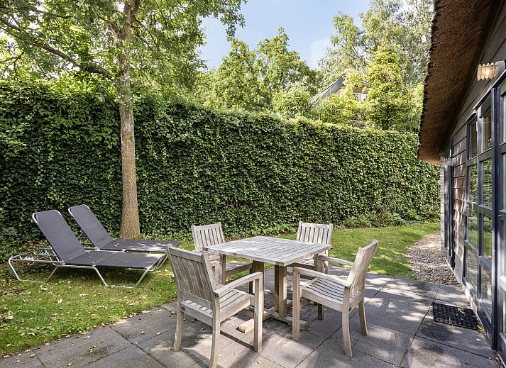 Heldere hal met trap in de Vrijstaande woning in Schoorl, Noord-Holland noord, ideaal vakantiehuis voor gezinnen.