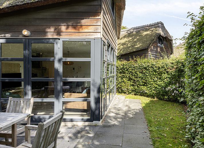 Heldere hal met trap in de Vrijstaande woning in Schoorl, Noord-Holland noord, ideaal vakantiehuis voor gezinnen.