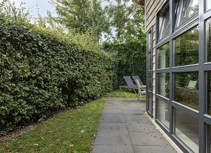 Heldere hal met trap in de Vrijstaande woning in Schoorl, Noord-Holland noord, ideaal vakantiehuis voor gezinnen.