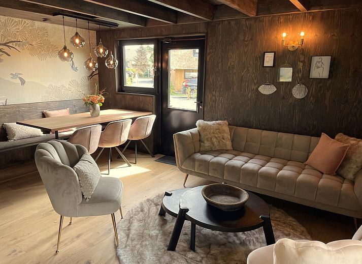 Frontansicht der 6-Personen-Duenenlodge Bosrand mit Ladestation in Schoorl, Nordholland, umgeben von Gruen.