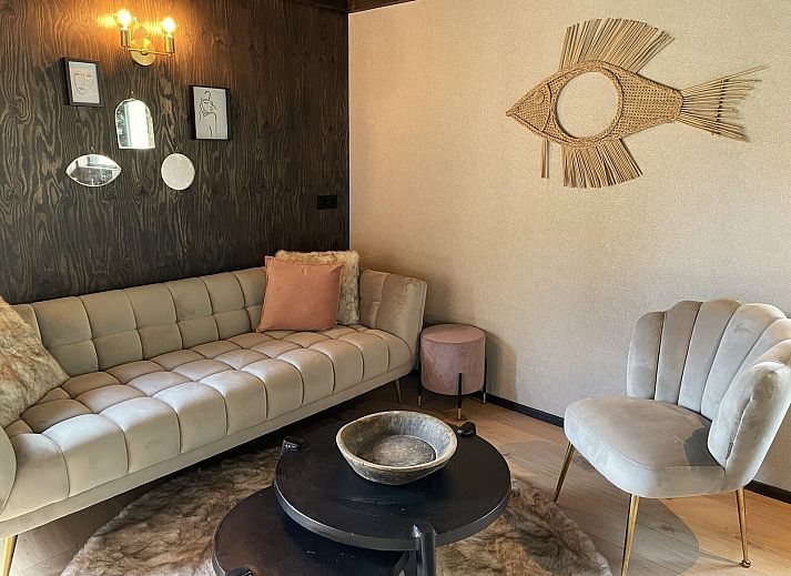 Terrasse der 6-Personen-Duinlodge Bosrand in Schoorl, Nordholland, mit Esstisch aus Holz und Blick auf die Natur.