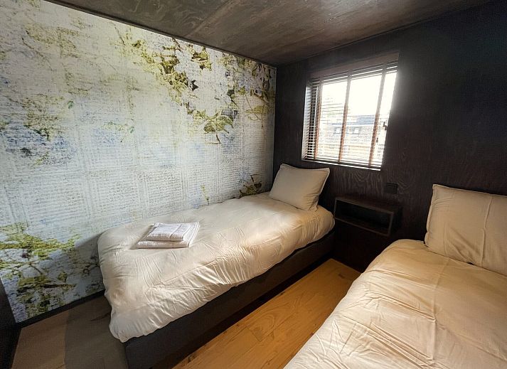 Exterior of the 6-person Dune Lodge with Charging Point in Schoorl, North Holland. Perfect vacation home for nature lovers.