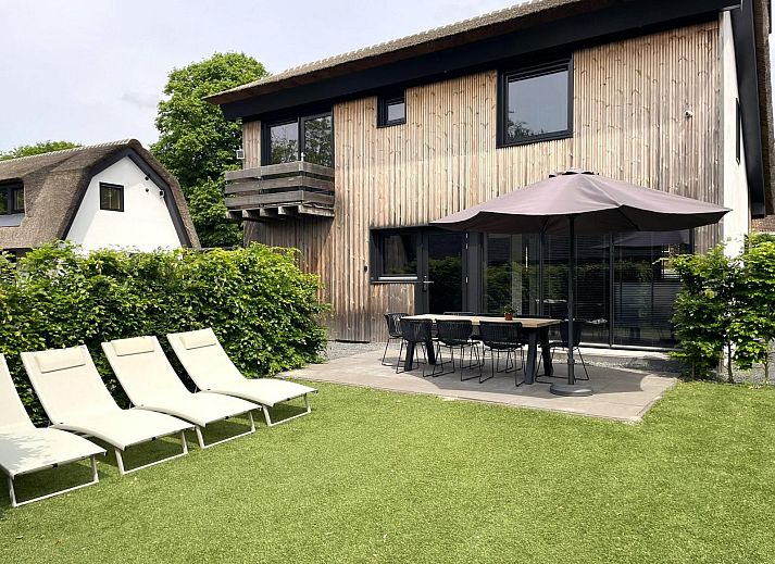 Moderne Kueche in der 8-Personen Duinlodge, Ferienhaus in Schoorl, Noord-Holland.