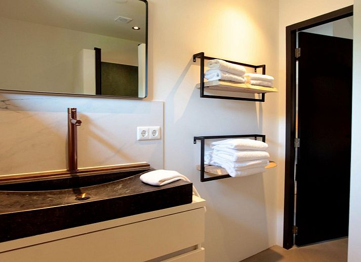 Gemuetlicher Essbereich im Freien in der Duinlodge, einem Ferienhaus mit 8 Plaetzen in Schoorl, Nordholland.