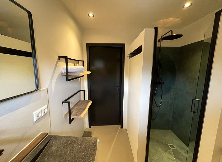 Gemuetlicher Essbereich im Freien in der Duinlodge, einem Ferienhaus mit 8 Plaetzen in Schoorl, Nordholland.