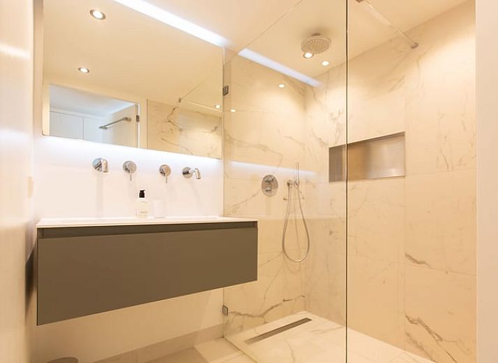 Prachtige zonsondergang bij de kust nabij Huisje in Schoorl, Noord-Holland noord.