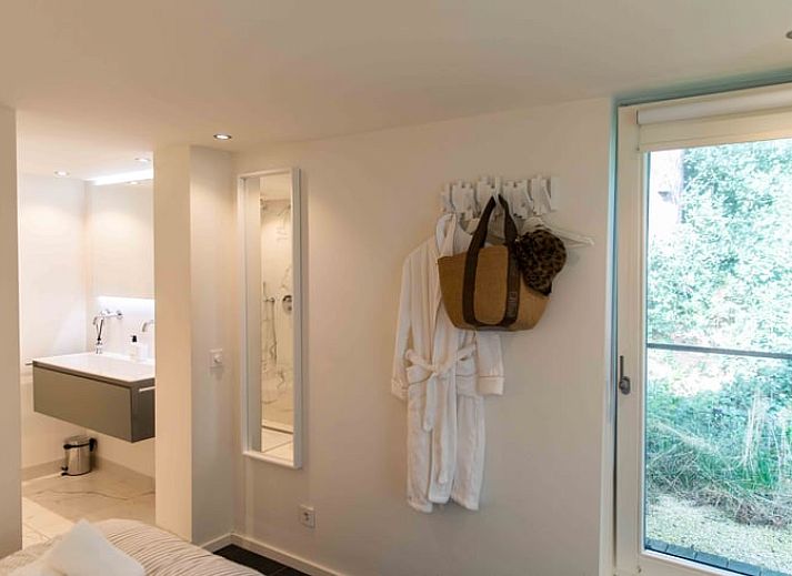 Prachtige zonsondergang bij de kust nabij Huisje in Schoorl, Noord-Holland noord.