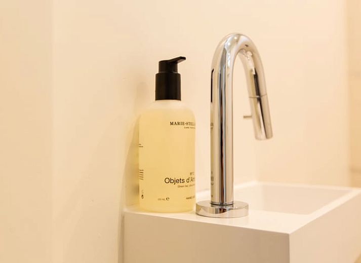 Moderne keuken en trap in vakantiehuis Huisje in Schoorl, Noord-Holland noord.