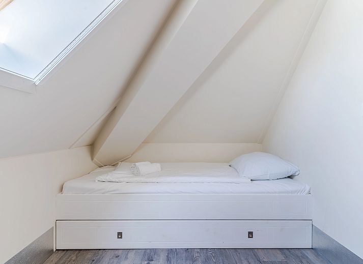 Moderner Essbereich des 6-Bett-Bungalows 6L2 in Schoorl, Nordholland Nord mit Blick auf den Garten.