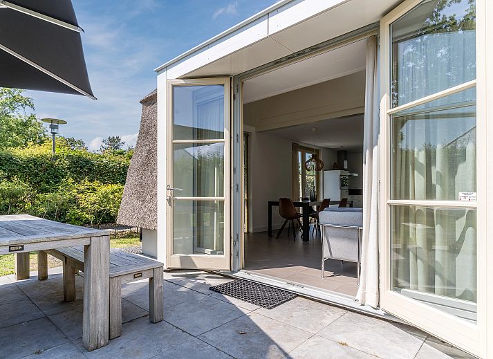 Moderner Essbereich des 6-Bett-Bungalows 6L2 in Schoorl, Nordholland Nord mit Blick auf den Garten.