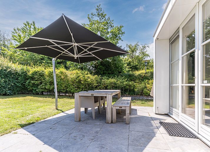 Moderner Essbereich des 6-Bett-Bungalows 6L2 in Schoorl, Nordholland Nord mit Blick auf den Garten.