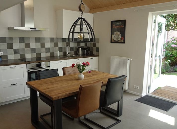 Geniet van de tuin en het terras bij Huisje in Schoorl, een gezellig vakantiehuis in het groene Schoorl, Noord-Holland.