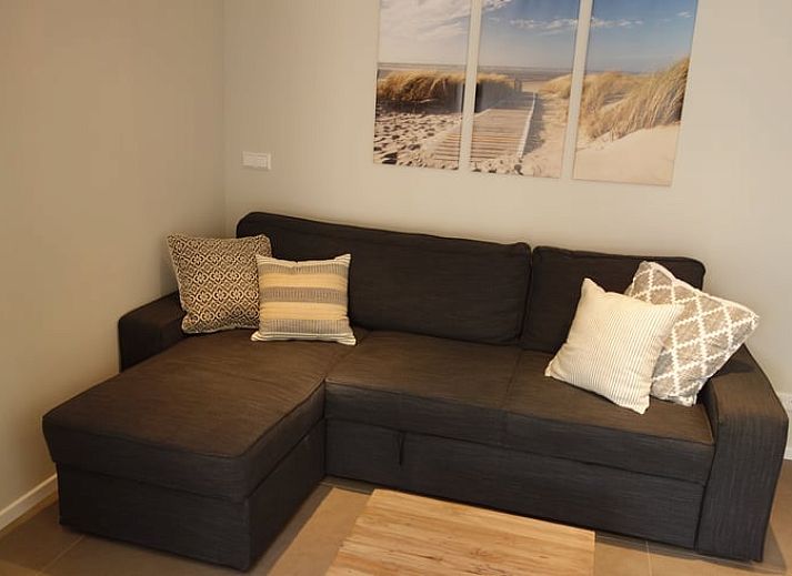 Gezellige binnenruimte in Huisje in Schoorl, Noord-Holland. Vakantiehuis met moderne inrichting en sfeervolle verlichting.