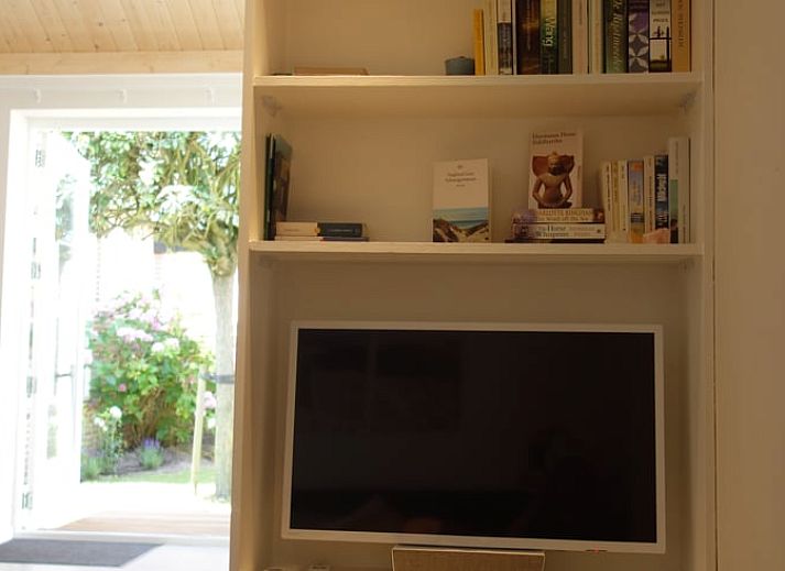 Gezellige binnenruimte in Huisje in Schoorl, Noord-Holland. Vakantiehuis met moderne inrichting en sfeervolle verlichting.