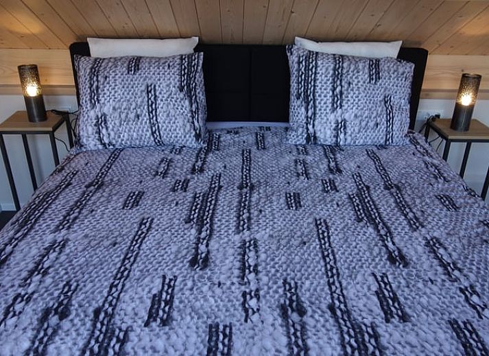 Gezellige binnenruimte in Huisje in Schoorl, Noord-Holland. Vakantiehuis met moderne inrichting en sfeervolle verlichting.