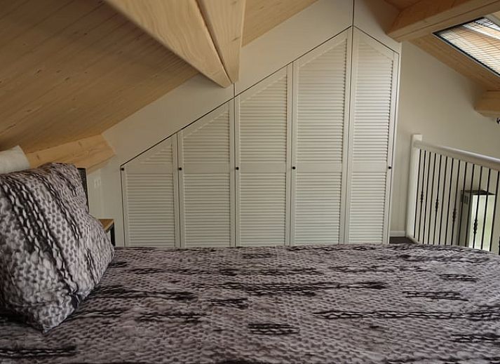 Gezellige binnenruimte in Huisje in Schoorl, Noord-Holland. Vakantiehuis met moderne inrichting en sfeervolle verlichting.