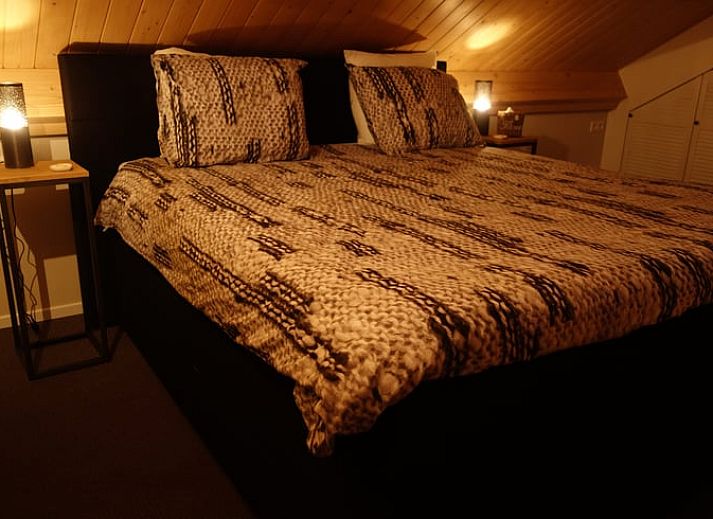 Gezellige keuken en eetruimte in Huisje in Schoorl, vakantiehuis in Schoorl, Noord-Holland, met moderne inrichting en uitzicht op de tuin.