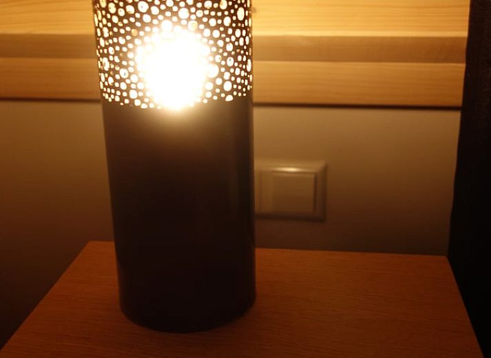 Gezellige keuken en eetruimte in Huisje in Schoorl, vakantiehuis in Schoorl, Noord-Holland, met moderne inrichting en uitzicht op de tuin.