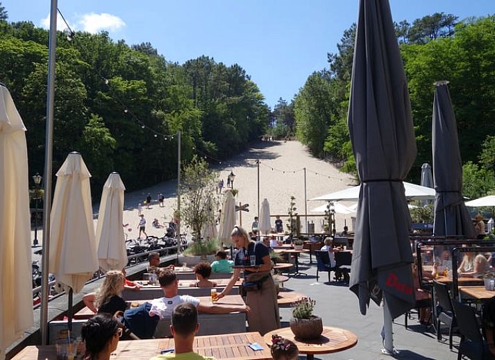 Gezellige keuken en eetruimte in Huisje in Schoorl, vakantiehuis in Schoorl, Noord-Holland, met moderne inrichting en uitzicht op de tuin.