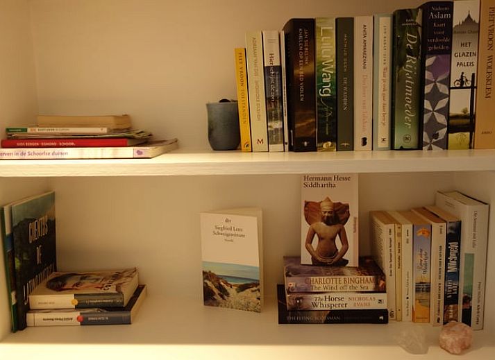 Gezellige keuken en eetruimte in Huisje in Schoorl, vakantiehuis in Schoorl, Noord-Holland, met moderne inrichting en uitzicht op de tuin.