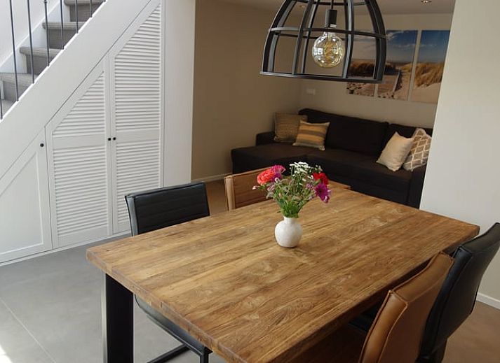 Gezellige keuken en eetruimte in Huisje in Schoorl, vakantiehuis in Schoorl, Noord-Holland, met moderne inrichting en uitzicht op de tuin.