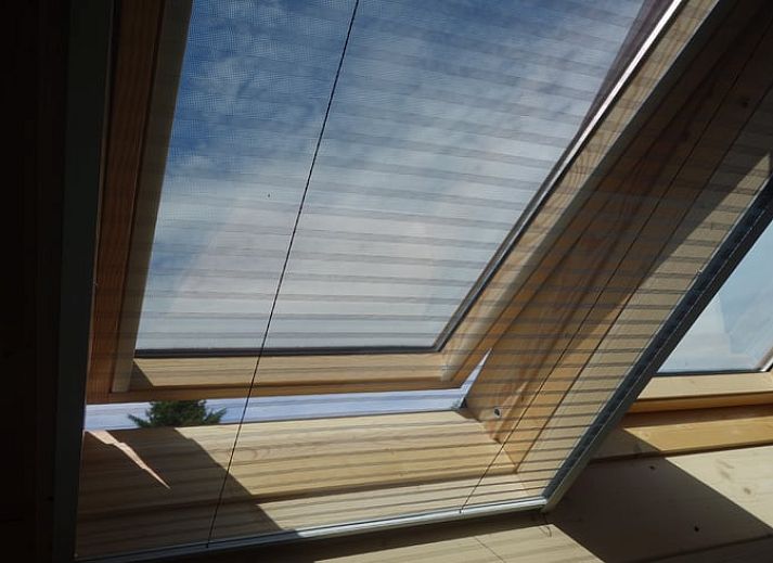 Moderne badkamer in Huisje in Schoorl, vakantiehuis in Noord-Holland met stijlvolle wastafel en mozaiek wanddetails.