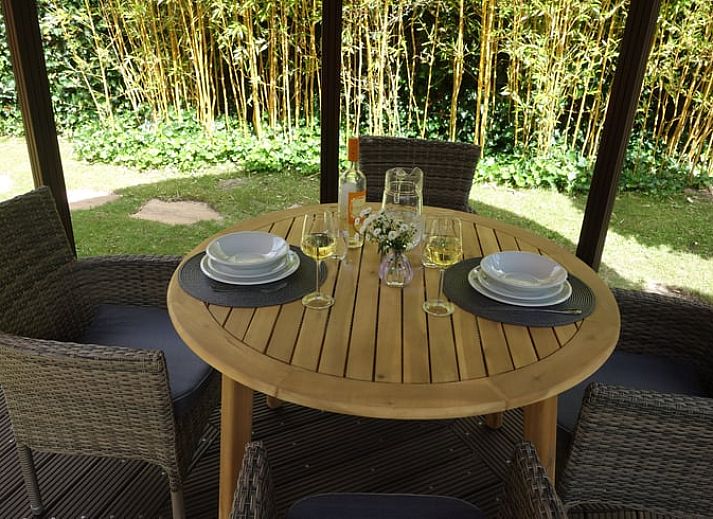Moderne badkamer in Huisje in Schoorl, vakantiehuis in Noord-Holland met stijlvolle wastafel en mozaiek wanddetails.