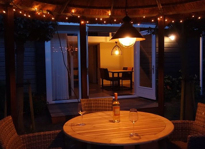 Moderne badkamer in Huisje in Schoorl, Noord-Holland met luxe douche en wasmachine, ideaal vakantiehuis voor comfort en ontspanning.