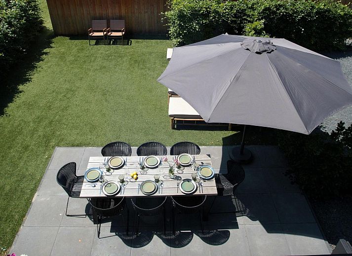 8-12 persoons Groepsverblijf in Schoorl, Noord-Holland met zonnig terras en tuintafel.