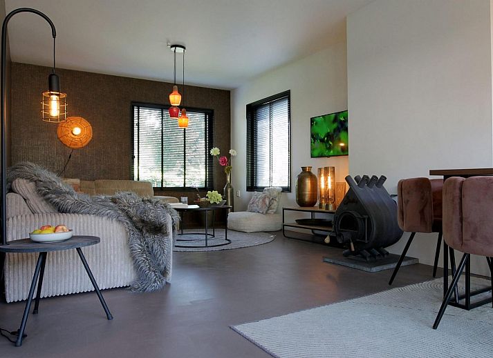 8-12 persoons Groepsverblijf in Schoorl, Noord-Holland met zonnig terras en tuintafel.