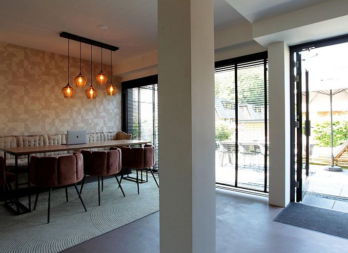 Uitgebreide tuintafel en parasol bij 8-12 persoons Groepsverblijf in Schoorl, Noord-Holland.