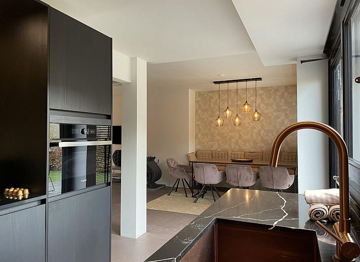 Uitgebreide tuintafel en parasol bij 8-12 persoons Groepsverblijf in Schoorl, Noord-Holland.