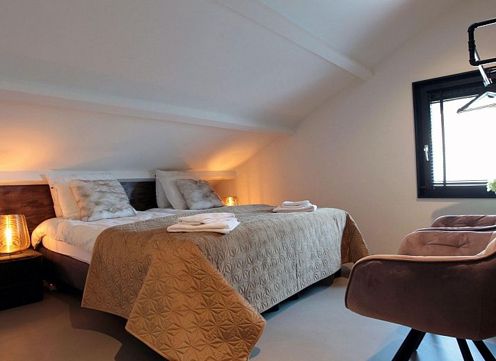 Gezellige woonkamer in 8-12 persoons Groepsverblijf in Schoorl, Noord-Holland met moderne inrichting.