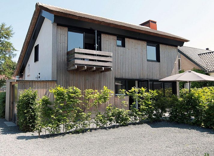 Comfortabele zithoek in 8-12 persoons Groepsverblijf in Schoorl, Noord-Holland voor ontspanning.