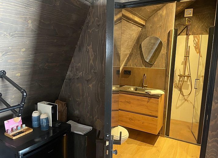 Eethoek met open haard in 8-12 persoons Groepsverblijf in Schoorl, Noord-Holland.