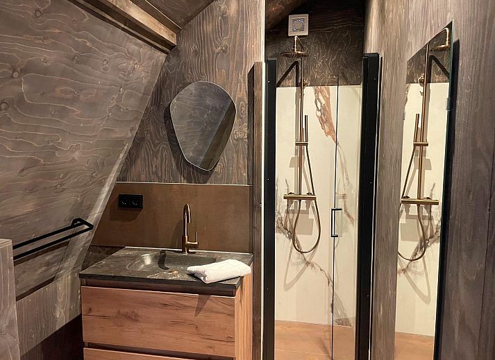 Eethoek met open haard in 8-12 persoons Groepsverblijf in Schoorl, Noord-Holland.