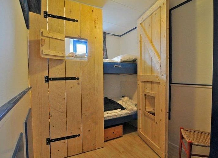 Holiday home in Schoorl, North Holland, with a thatched roof and green garden, ideal for a relaxing stay in nature.