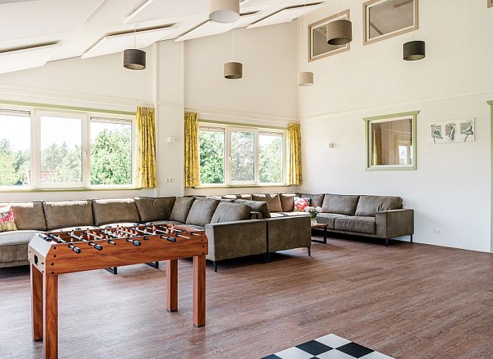 Terrace of De Gouwe Droom in Bovenkarspel with umbrellas and seating, perfect for relaxing on the IJsselmeer coast, North Holland.
