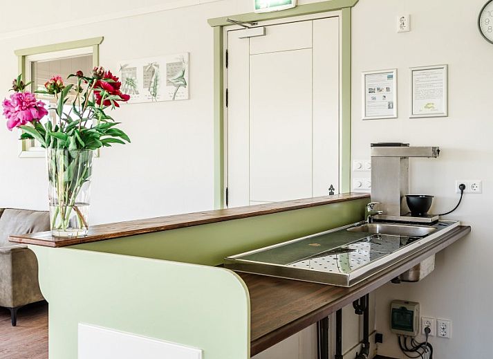 Terrace of De Gouwe Droom in Bovenkarspel with umbrellas and seating, perfect for relaxing on the IJsselmeer coast, North Holland.