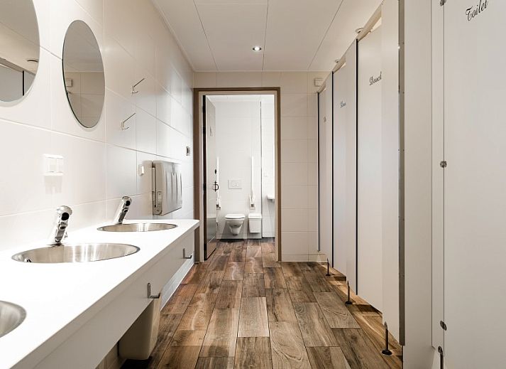 Spacious kitchen and dining area in De Gouwe Droom vacation home, Bovenkarspel, ideal for group stays on the IJsselmeer coast, North Holland.