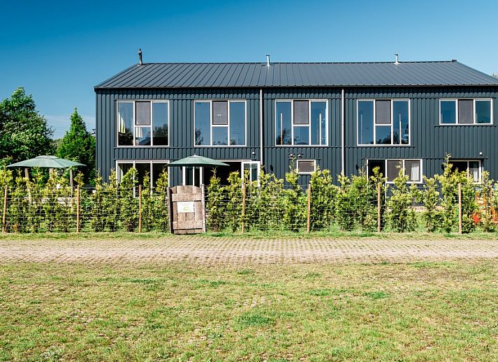 Spacious kitchen and dining area in De Gouwe Droom vacation home, Bovenkarspel, ideal for group stays on the IJsselmeer coast, North Holland.