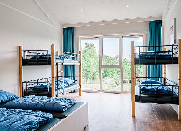 Spacious kitchen and dining area in De Gouwe Droom vacation home, Bovenkarspel, ideal for group stays on the IJsselmeer coast, North Holland.