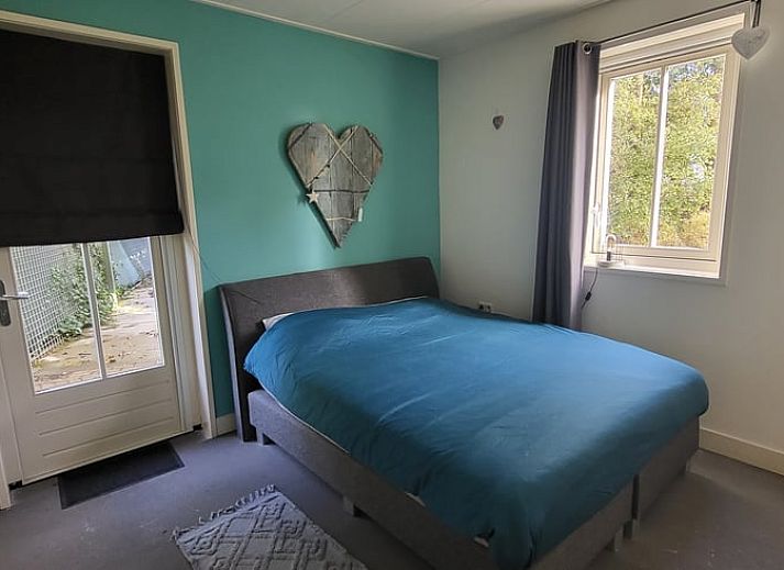 Gemuetliches Wohnzimmer im Huisje in Winkel, einem Ferienhaus in Nordholland Nord. Gemuetliche Sitzecke mit modernen Moebeln und natuerlichem Licht.