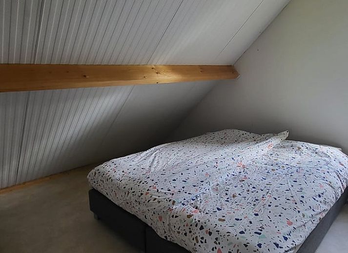 Gemuetliches Wohnzimmer im Huisje in Winkel, einem Ferienhaus in Nordholland Nord. Gemuetliche Sitzecke mit modernen Moebeln und natuerlichem Licht.