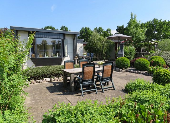 Guest house 490326 • Holiday property IJsselmeerkust • huisje 143, bootje, aan het water, grote tuin en terrassen 