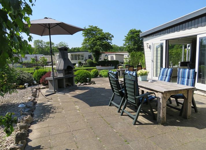 Geniessen Sie die geraeumige Terrasse des Ferienhauses 143 mit Blick auf den Garten in Hoorn an der IJsselmeerkueste.