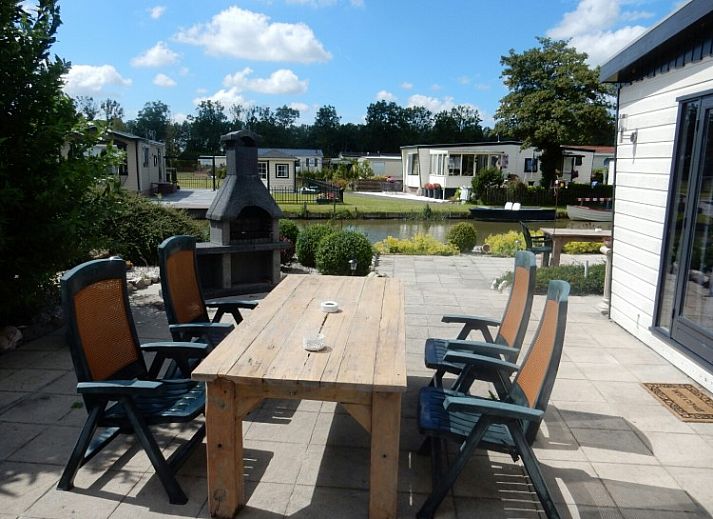 Geniessen Sie die geraeumige Terrasse des Ferienhauses 143 mit Blick auf den Garten in Hoorn an der IJsselmeerkueste.