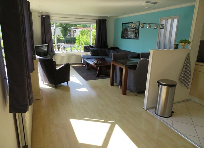 Geniessen Sie die geraeumige Terrasse des Ferienhauses 143 mit Blick auf den Garten in Hoorn an der IJsselmeerkueste.